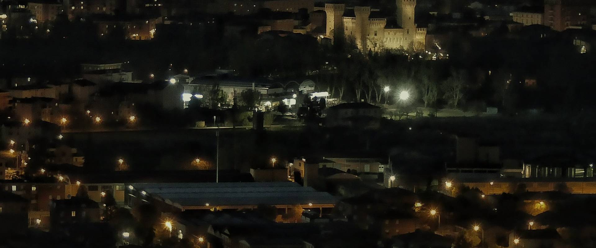 20170405185020-03-01 veduta notturna della città foto di Massimo F. Dondi